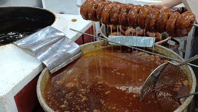 Gastronomie tunisienne : la “m’kharek Party” met en lumière la pâtisserie emblématique de Béja