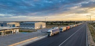 EDITO : Economie sous perfusion mondiale, entre illusion de résilience et dépendance stratégique Photographie éditoriale de haute qualité, prise par drone au crépuscule (heure dorée). La composition en plongée montre un poste frontière tunisien modernisé et sécurisé, symbolisant la volonté de transformation en hub économique.