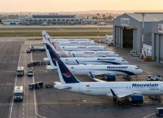 Transport Aérien : Nouvelair prend de l’altitude et dépasse Tunisair en flotte opérationnelle Vue aérienne au lever du soleil sur le tarmac de l'aéroport Tunis-Carthage. On y distingue clairement une rangée d'avions de la compagnie privée Nouvelair (livrée blanche et bleue, incluant le nouvel A320neo) alignés parallèlement à une rangée d'appareils Tunisair (livrée blanche avec la gazelle rouge).