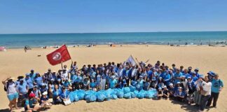 Collecte de près de 200 kg de déchets plastiques sur la plage de la Marsa