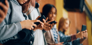 Réseaux sociaux : l’Union Européenne va-t-elle les interdire aux moins de 15 ans ?