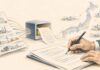 JAPON | Nikkei et SCOPE : 95 éditeurs utilisent l’IA au quotidien Illustration éditoriale au crayon montrant un journaliste examinant un brouillon produit par intelligence artificielle à partir de communiqués d’entreprises, avec une carte du Japon en arrière-plan.