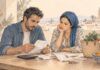 POUVOIR D’ACHAT | Maroc 2026 : seuls 2,8 % des ménages déclarent épargner Un couple marocain examine des factures et des tickets de caisse sur une table, entouré d'une calculatrice, de quelques pièces de monnaie et d'un panier de courses, dans une illustration au crayon. Copier l'ALT