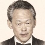 HISTOIRE ÉCO — Lee Kuan Yew, l’homme qui a façonné le modèle singapourien Portrait de Lee Kuan Yew au crayon graphite sur fond ivoire, en smoking et nœud papillon