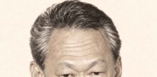 HISTOIRE ÉCO — Lee Kuan Yew, l’homme qui a façonné le modèle singapourien Portrait de Lee Kuan Yew au crayon graphite sur fond ivoire, en smoking et nœud papillon